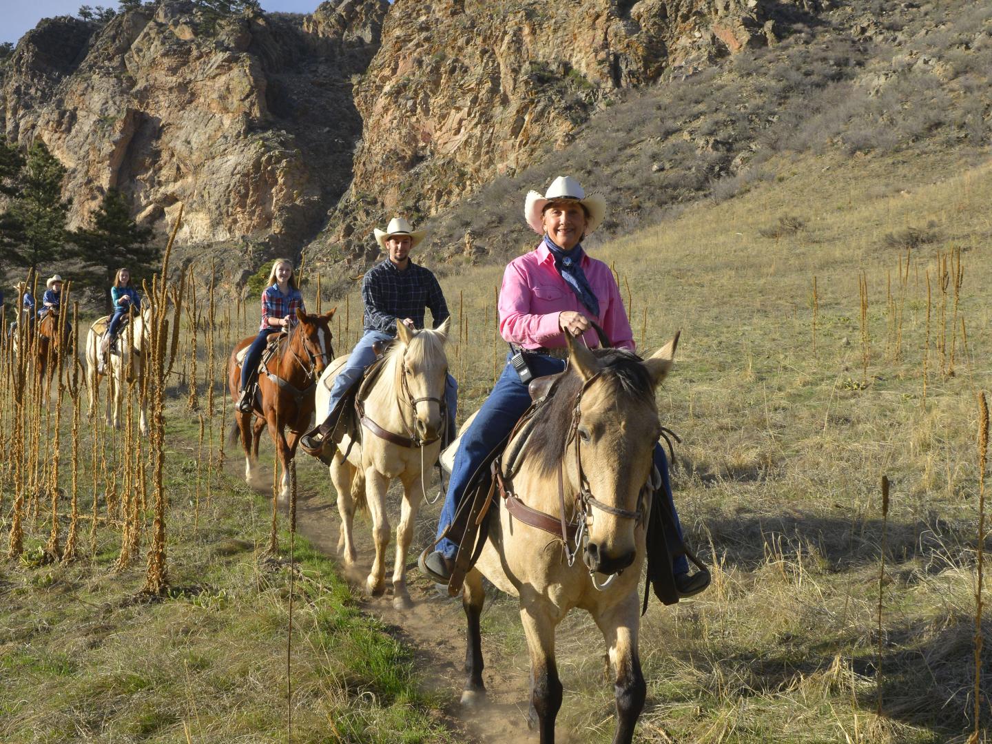 在科羅拉多州拉夫蘭的希爾方戴爾觀光牧場騎馬