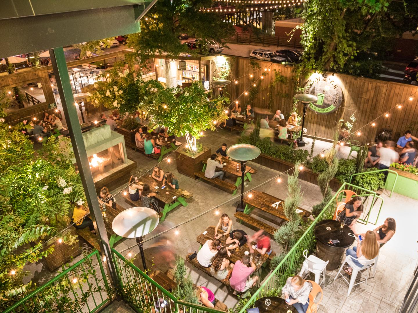 羅利啤酒花園提供數百種桶裝啤酒