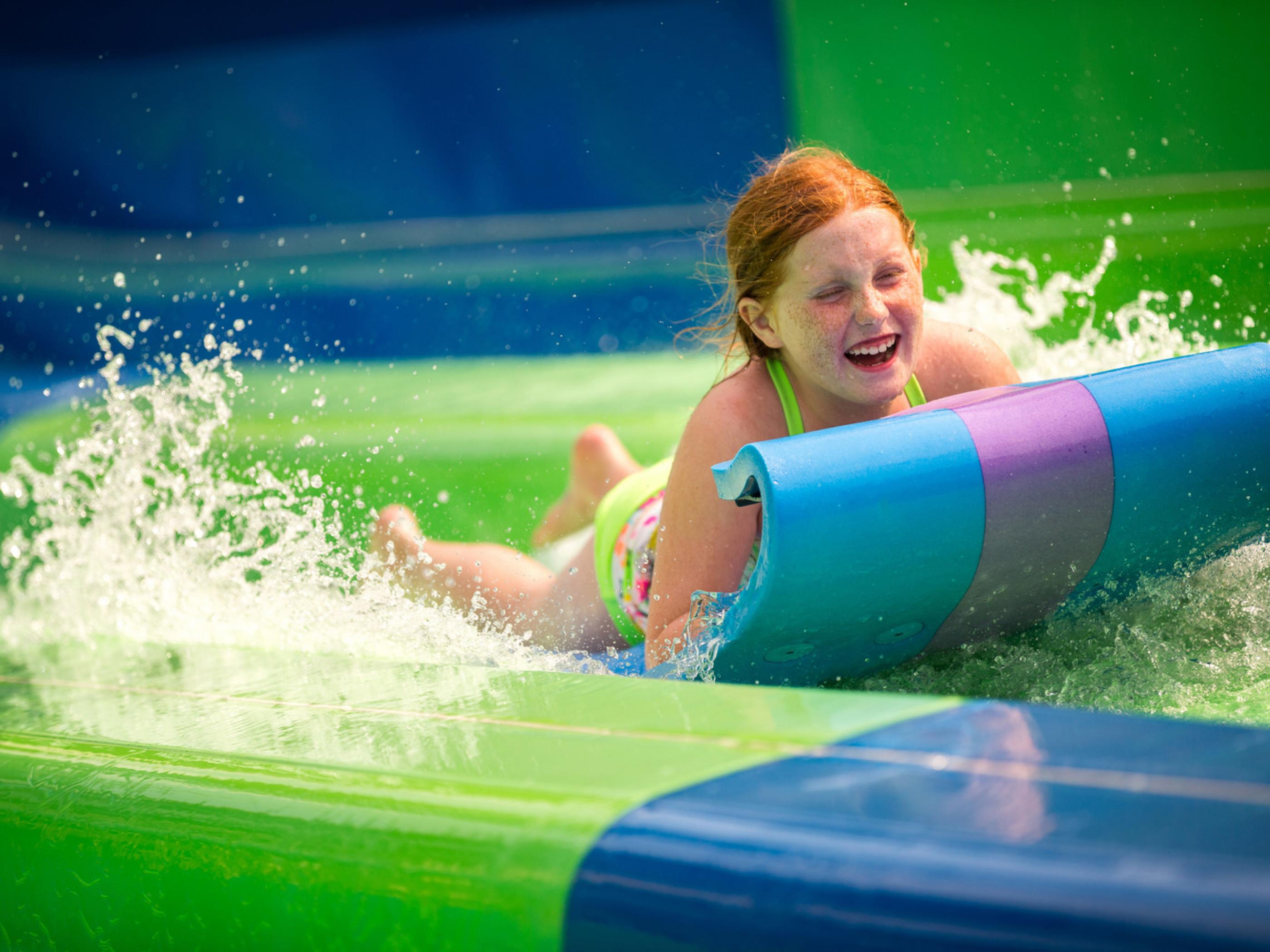 在威斯康辛‧戴爾的挪亞方舟水上樂園順著滑水道溜下來