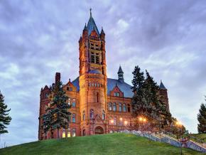 羅馬復興式風格的克勞斯學院於 1889 年落成 羅馬復興式風格的克勞斯學院於 1889 年落成