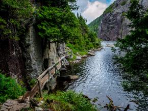 高峰荒野保護區中的雪崩湖小徑 高峰荒野保護區中的雪崩湖小徑