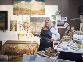 一名藝術家在北卡羅萊納州阿什維爾的工作室創作