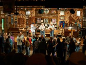 位於維吉尼亞州希爾頓 (Hiltons),靠近田納西州布里斯托 (Bristol),卡特農舍音樂中心 (Carter Family Fold) 的周六之夜音樂表演 位於維吉尼亞州希爾頓 (Hiltons),靠近田納西州布里斯托 (Bristol),卡特農舍音樂中心 (Carter Family Fold) 的周六之夜音樂表演