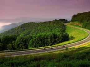 行駛在西維吉尼亞州的優美山林間