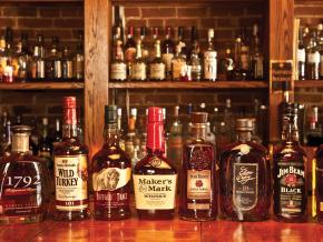 酒吧裡的名牌波本酒與威士忌
