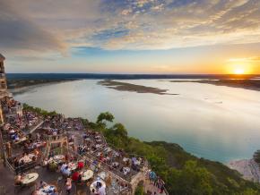 特拉維斯湖綠洲餐廳壯麗的日落景色 特拉維斯湖綠洲餐廳壯麗的日落景色