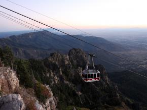 緩緩升上陡峭山坡的桑迪亞纜車