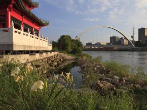 連接日本花園與城市的玻璃步道行人橋