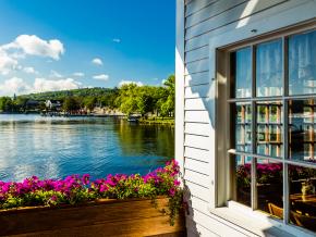 溫尼珀索基湖的蔚藍天空