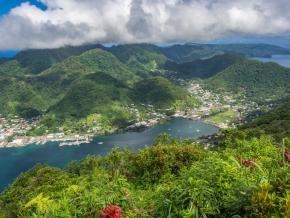 鳥瞰帕果帕果村莊與港口景色