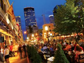 尼科萊特購物中心的購物與用餐區橫跨市中心 12 個街區