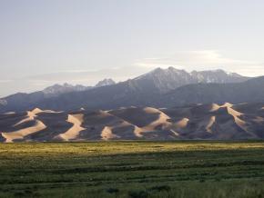 科羅拉多州的大沙丘國家公園，草地、沙丘和山陵三位一體