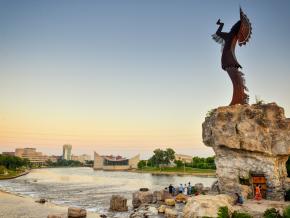 從威奇托「平原守護者」雕像底座鳥瞰大小阿肯色河