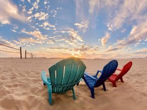 Cozy chairs await at the Rudder Room beach bar on Hollywood Beach Cozy chairs await at the Rudder Room beach bar on Hollywood Beach
