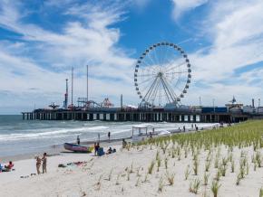 在紐澤西州大西洋城沿岸享受陽光和衝浪的海灘愛好者