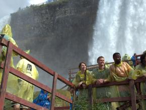 瀑布上的壯觀展演