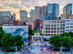 春日鬱金香簇擁波士頓公共花園裡的喬治‧華盛頓雕像 春日鬱金香簇擁波士頓公共花園裡的喬治‧華盛頓雕像