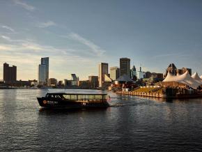 夜晚的巴爾的摩內港和市中心