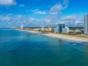 霓虹映照的摩天輪與 14 號碼頭餐廳
