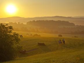 清晨陽光的溫暖光芒照耀著列克星頓維吉尼亞馬場中心 清晨陽光的溫暖光芒照耀著列克星頓維吉尼亞馬場中心