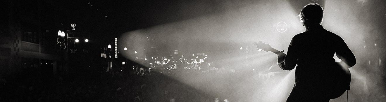 田納西表演者在舞臺上的剪影