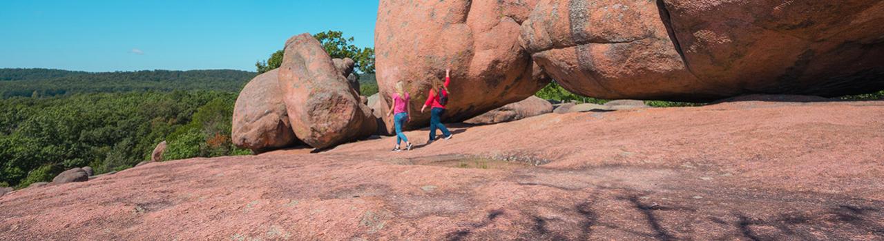 沿著大象石州立公園的巨石群健行