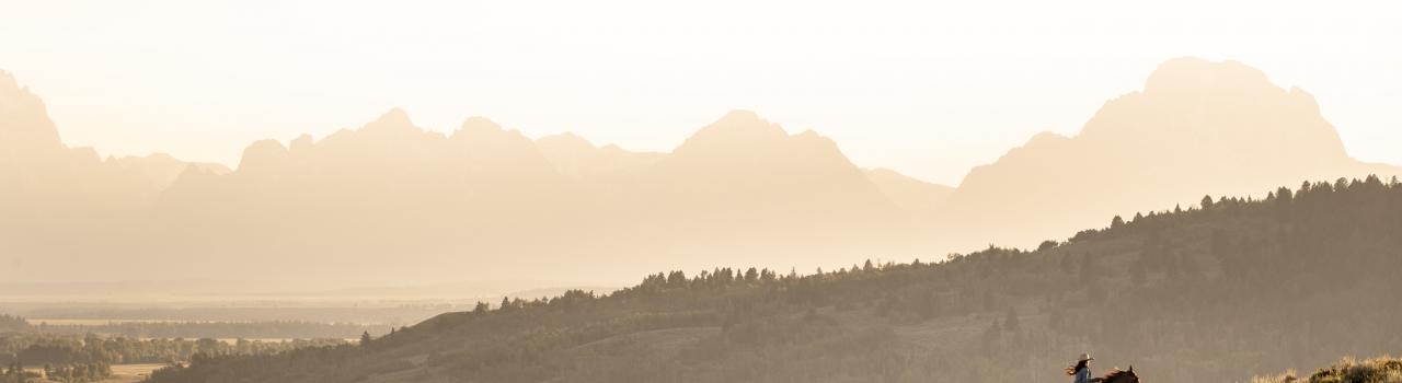 牛仔騎馬探索懷俄明州的荒野