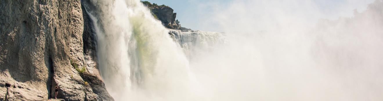 在雙瀑市城鎮的肖松尼瀑布公園享受立式划槳之樂