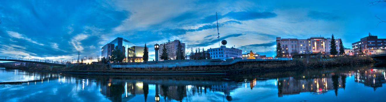 費爾班克斯市中心水岸上方的壯觀雲景 費爾班克斯市中心水岸上方的壯觀雲景