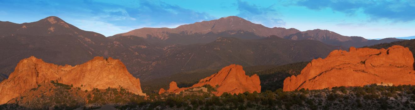 從科羅拉多斯普林斯遠眺眾神花園和派克峰景色 從科羅拉多斯普林斯遠眺眾神花園和派克峰景色