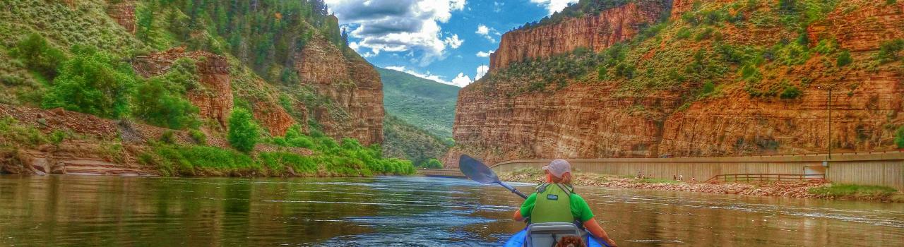 河上划艇穿越格倫伍德溫泉的格倫伍德峽谷