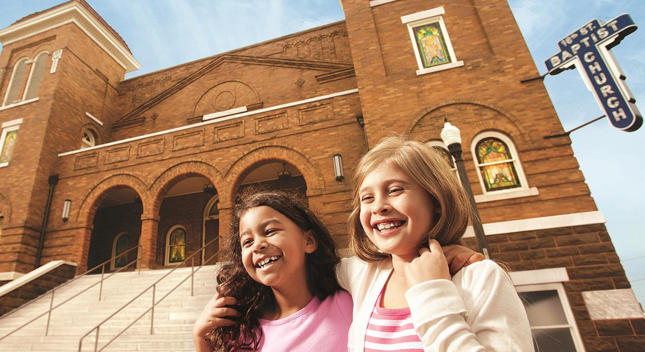 在阿拉巴馬州伯明罕市第十六街浸信會教堂前留影