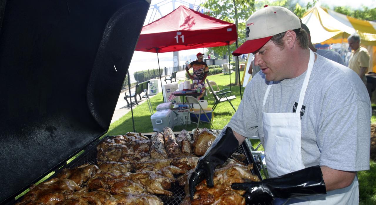 在肯塔基州歐文斯伯勒的國際烤肉節 (International Bar-B-Q Festival) 中準備烤肉 在肯塔基州歐文斯伯勒的國際烤肉節 (International Bar-B-Q Festival) 中準備烤肉