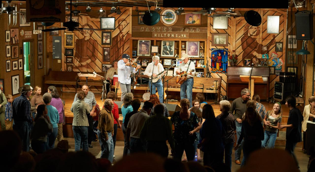 位於維吉尼亞州希爾頓 (Hiltons)，靠近田納西州布里斯托 (Bristol)，卡特農舍音樂中心 (Carter Family Fold) 的周六之夜音樂表演