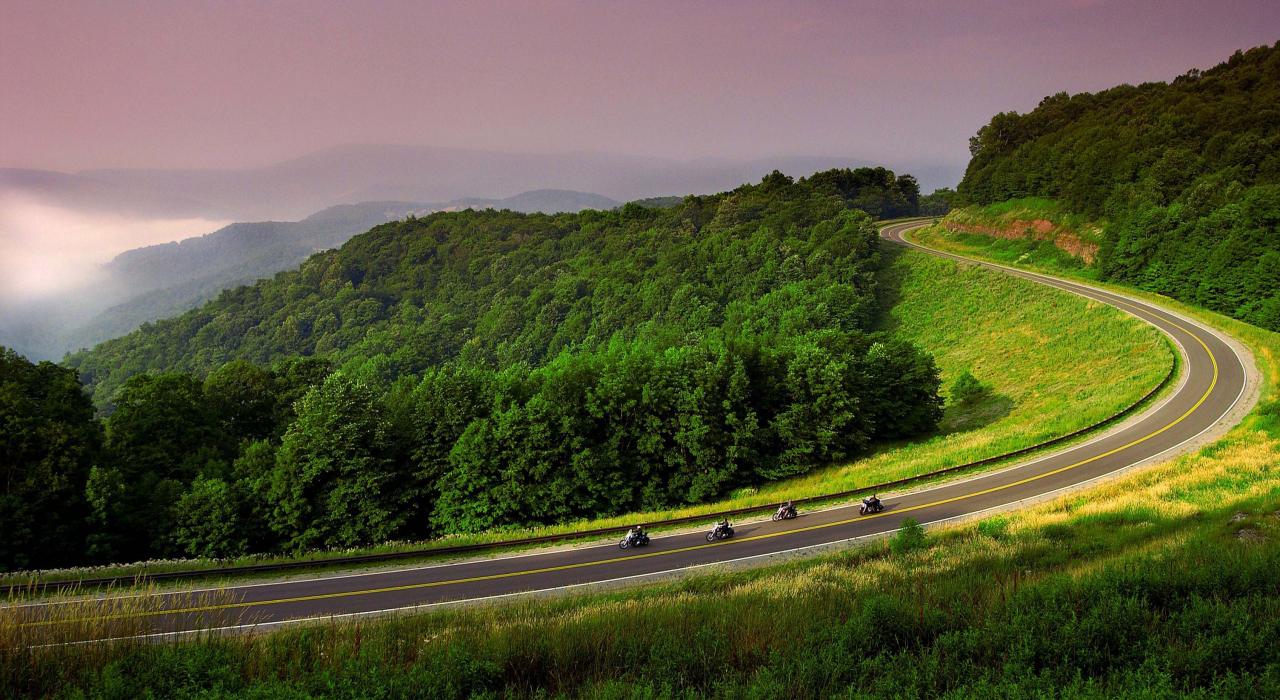 行駛在西維吉尼亞州的優美山林間