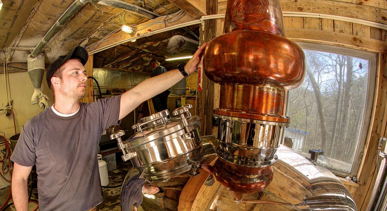 維吉尼亞州阿賓登和威斯維爾之間,阿帕拉契山烈酒公司 (Appalachian Mountain Spirits) 的蒸餾處理過程 維吉尼亞州阿賓登和威斯維爾之間,阿帕拉契山烈酒公司 (Appalachian Mountain Spirits) 的蒸餾處理過程