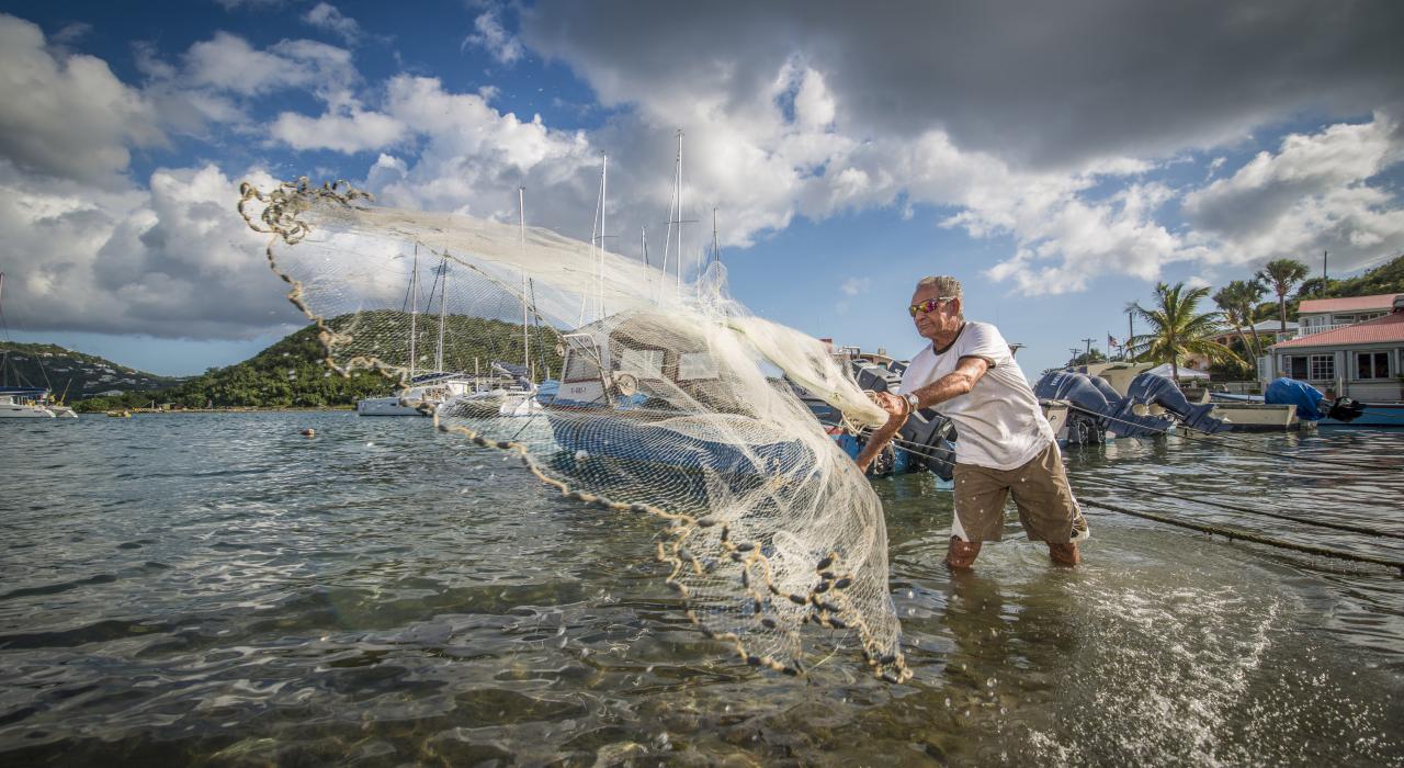 法國鎮漁夫撒網