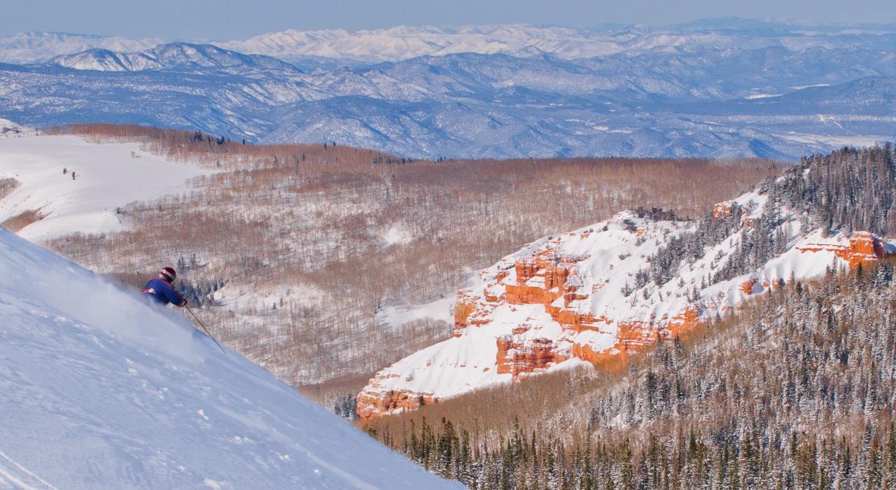 在布萊恩峰度假村滑雪，享受壯觀的紅岩美景