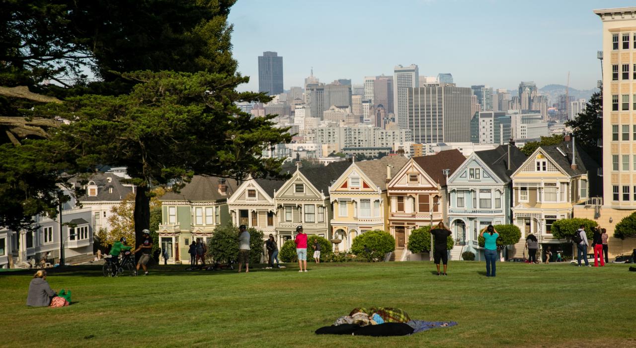 林立在阿拉莫廣場公園旁的維多利亞式房屋