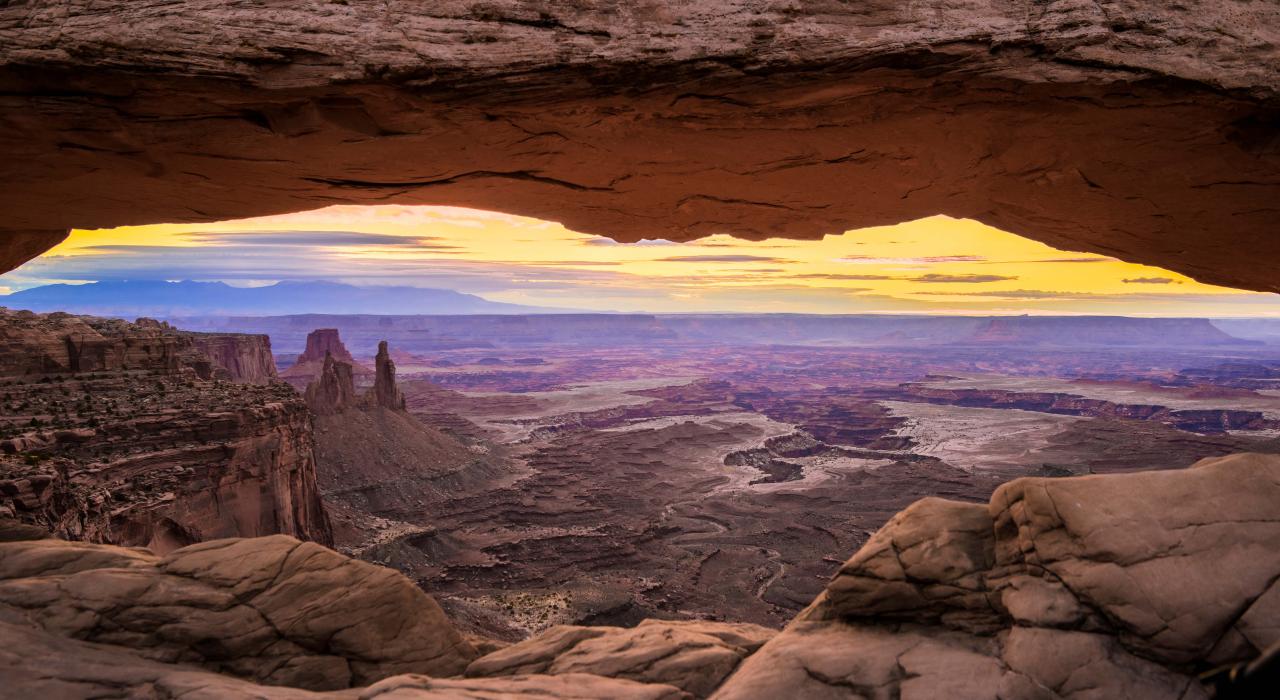 從天空之島台地向下俯瞰 300 公尺之下的地貌 從天空之島台地向下俯瞰 300 公尺之下的地貌