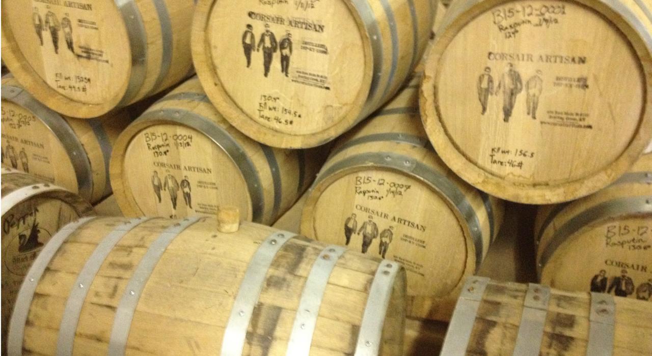 肯塔基州鮑林格林市海盜船釀酒廠的陳年老酒桶