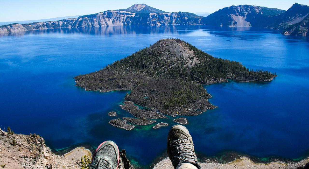 夏季健行探訪純淨湖面上的巫師島景致 夏季健行探訪純淨湖面上的巫師島景致