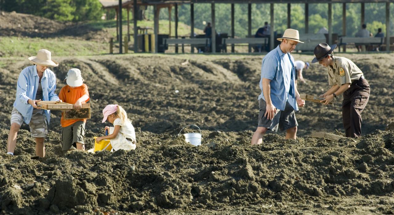 來阿肯色州默弗里斯伯勒的鑽石坑州立公園挖掘寶石