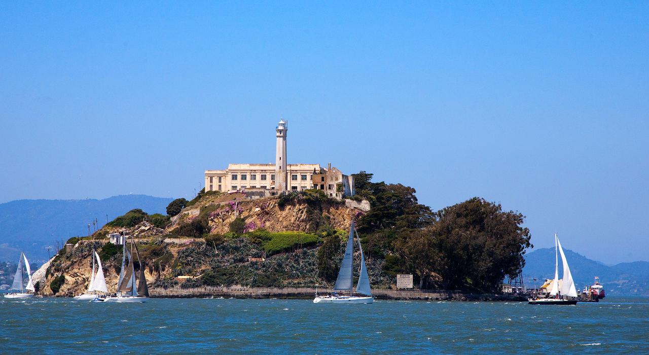 乘船經過惡魔島──曾是關押惡名昭彰罪犯的監獄