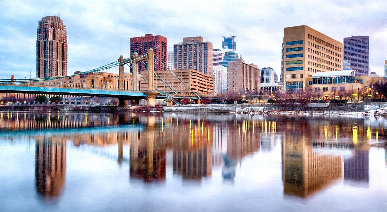 冬季的明尼阿波利斯市中心天際線與亨內平橋