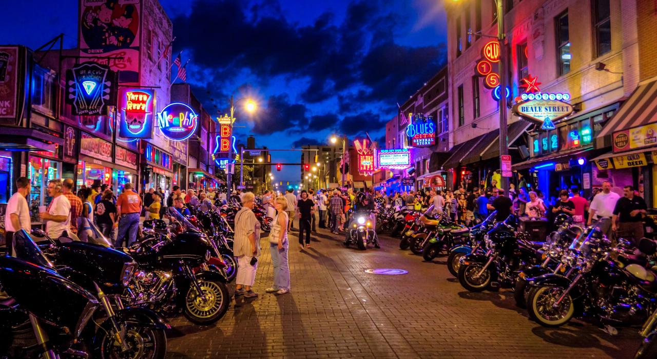 夜晚的比爾街熙來攘往