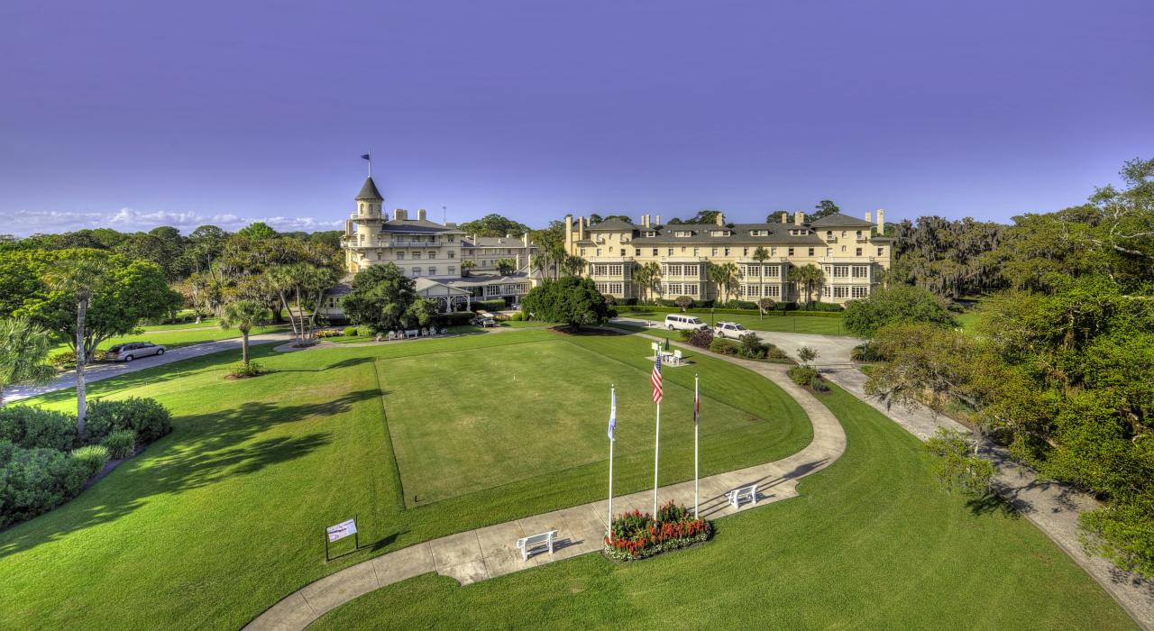 The expansive grounds of the historic Jekyll Island Club Hotel