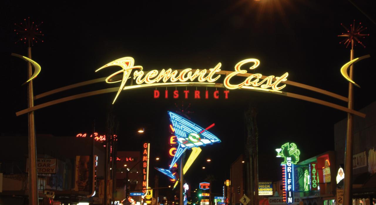 夜晚的弗里蒙特街區霓虹閃爍