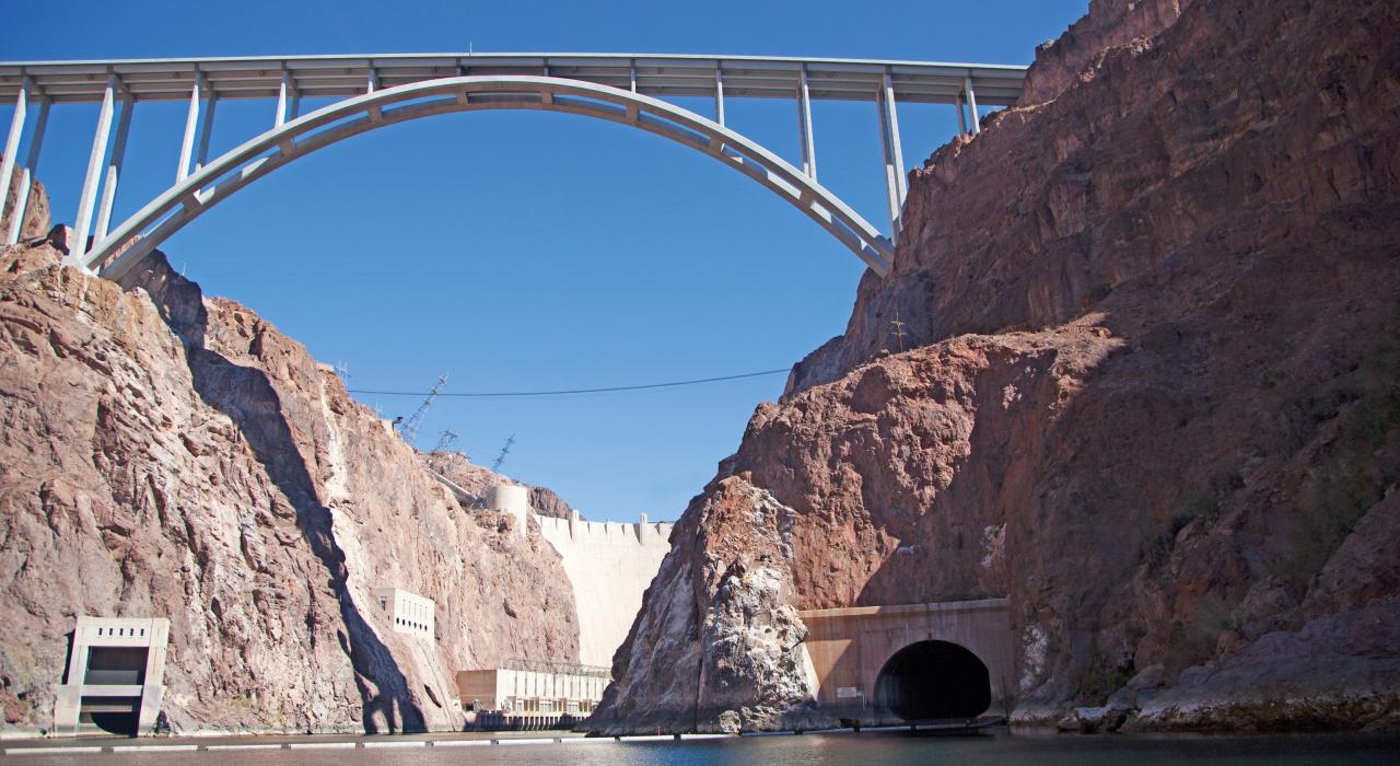 歷史悠久的胡佛水壩及橫越科羅拉多河的 93 號公路大橋