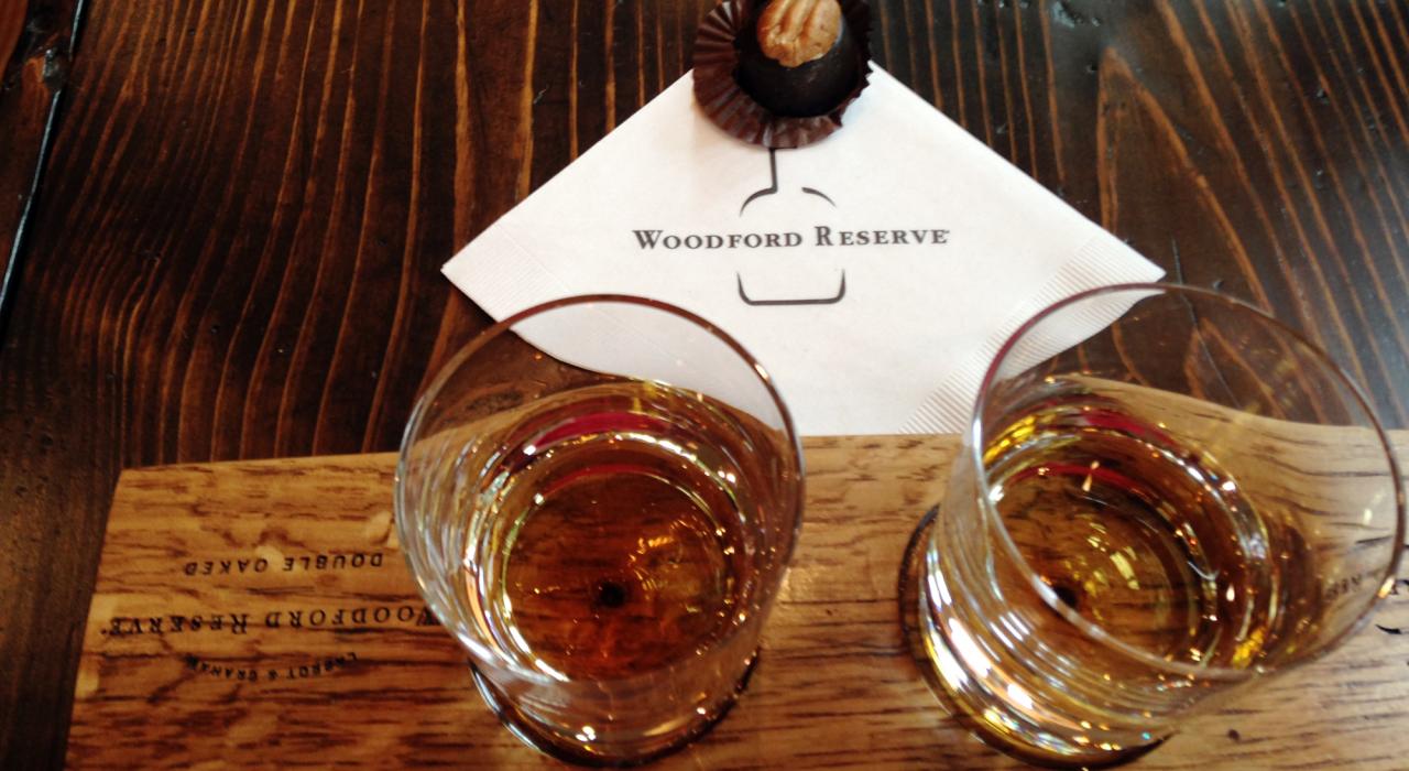 在肯塔基州凡爾賽的沃福精選酒廠小酌幾杯